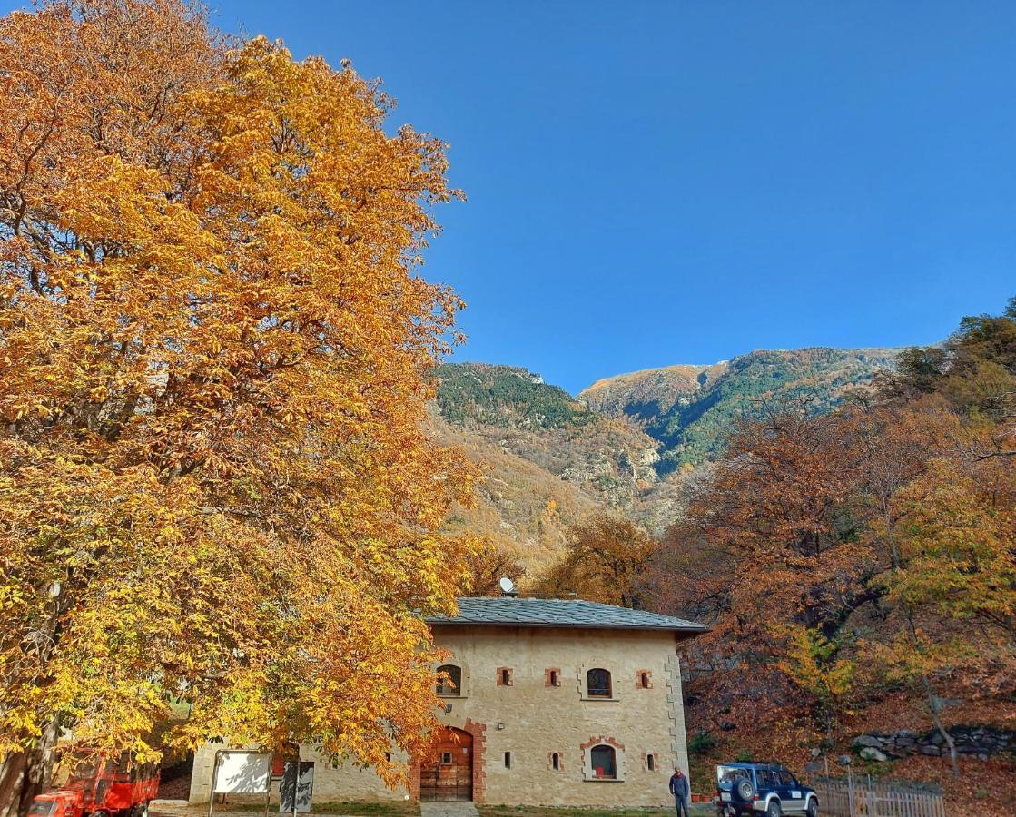 Forte Di Machaby Hostel Arnad Kültér fotó