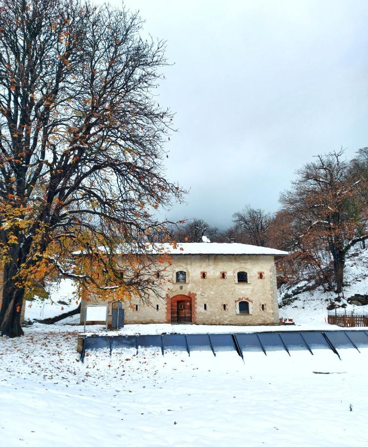 Forte Di Machaby Hostel Arnad Kültér fotó